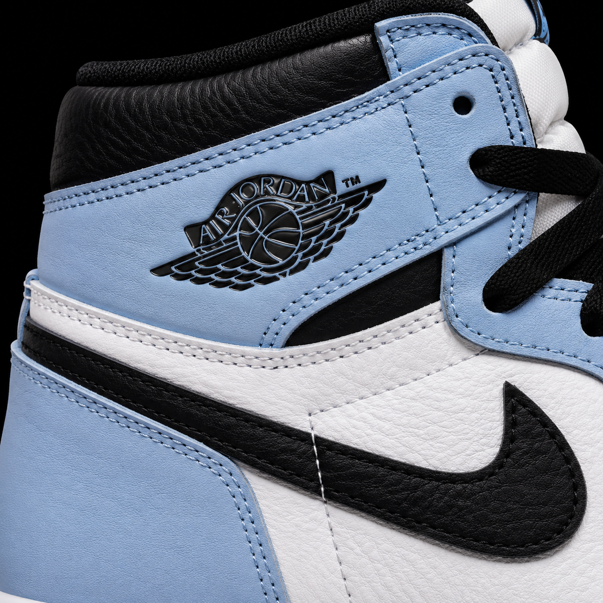 Air Jordan 1 High OG University Blue, detalle de logo y material — Crazy!Duck Hype