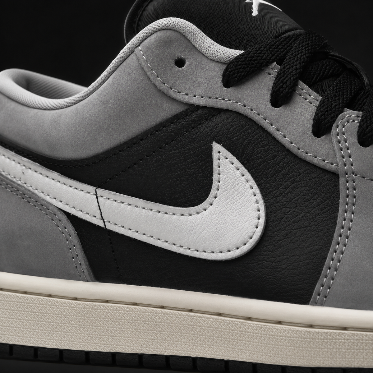 Air Jordan 1 Low Light Smoke Grey Off Noir, detalle de logo y material — Crazy!Duck Hype