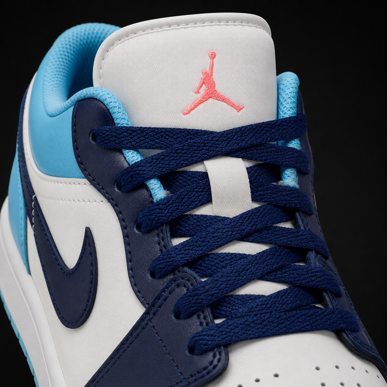 Air Jordan 1 Low Sail Blue Chill, detalle de agujetas — Crazy!Duck Hype