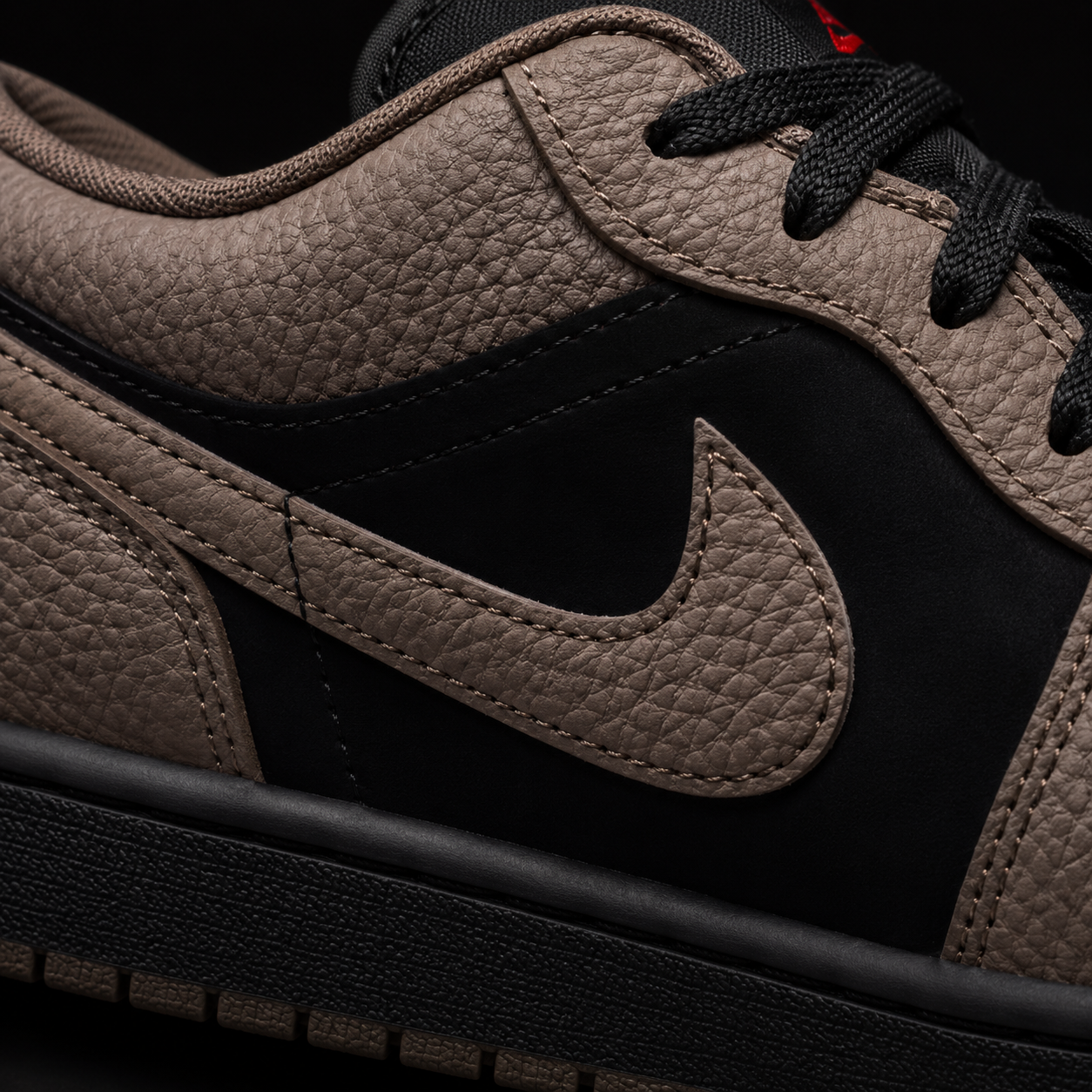 Air Jordan 1 Low SE Olive Grey, detalle de logo y material — Crazy!Duck Hype