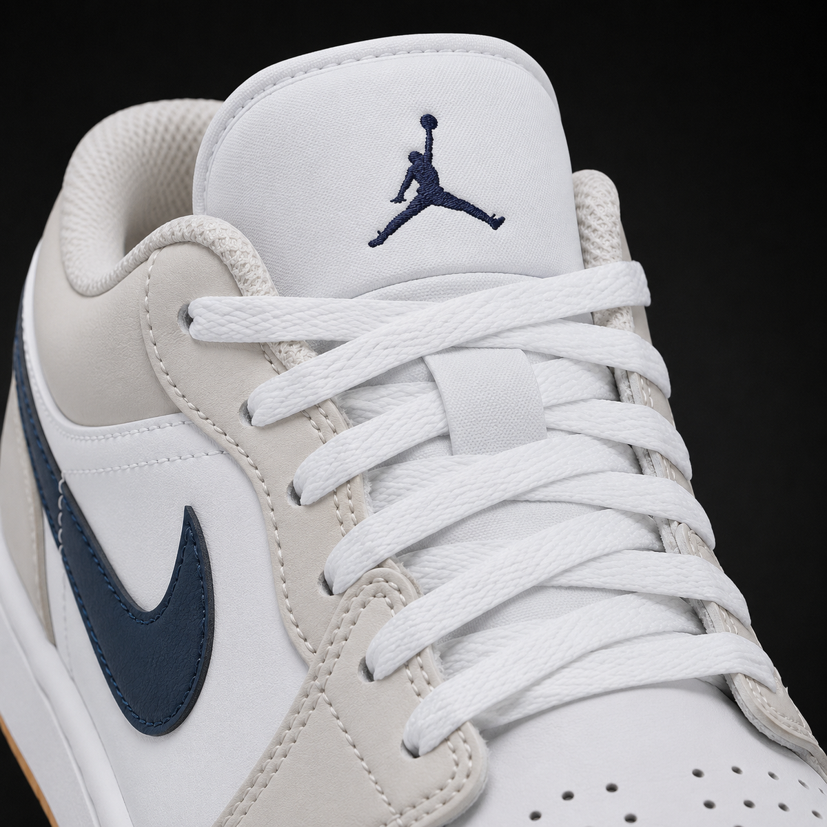 Air Jordan 1 Low White Neutral Grey Midnight Navy, detalle de agujetas — Crazy!Duck Hype