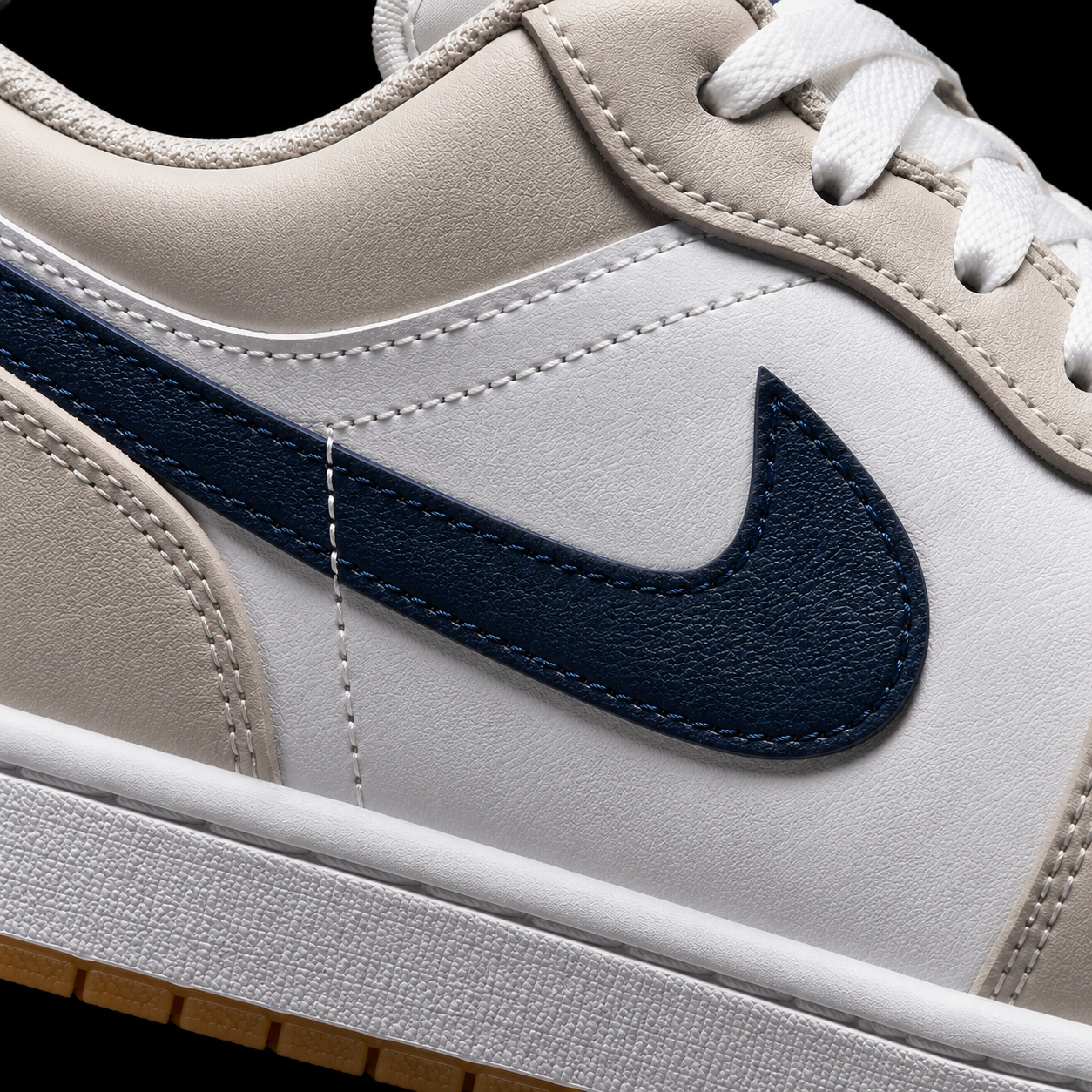 Air Jordan 1 Low White Neutral Grey Midnight Navy, detalle de logo y material — Crazy!Duck Hype
