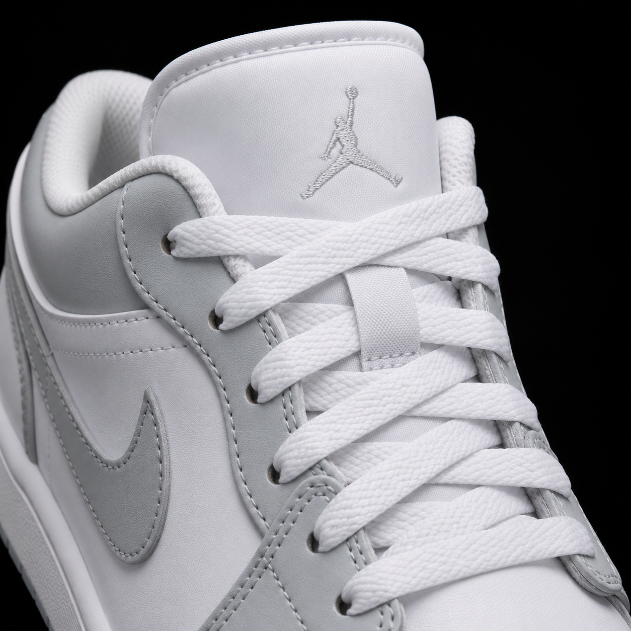 Air Jordan 1 Low Wolf Grey, detalle de agujetas — Crazy!Duck Hype