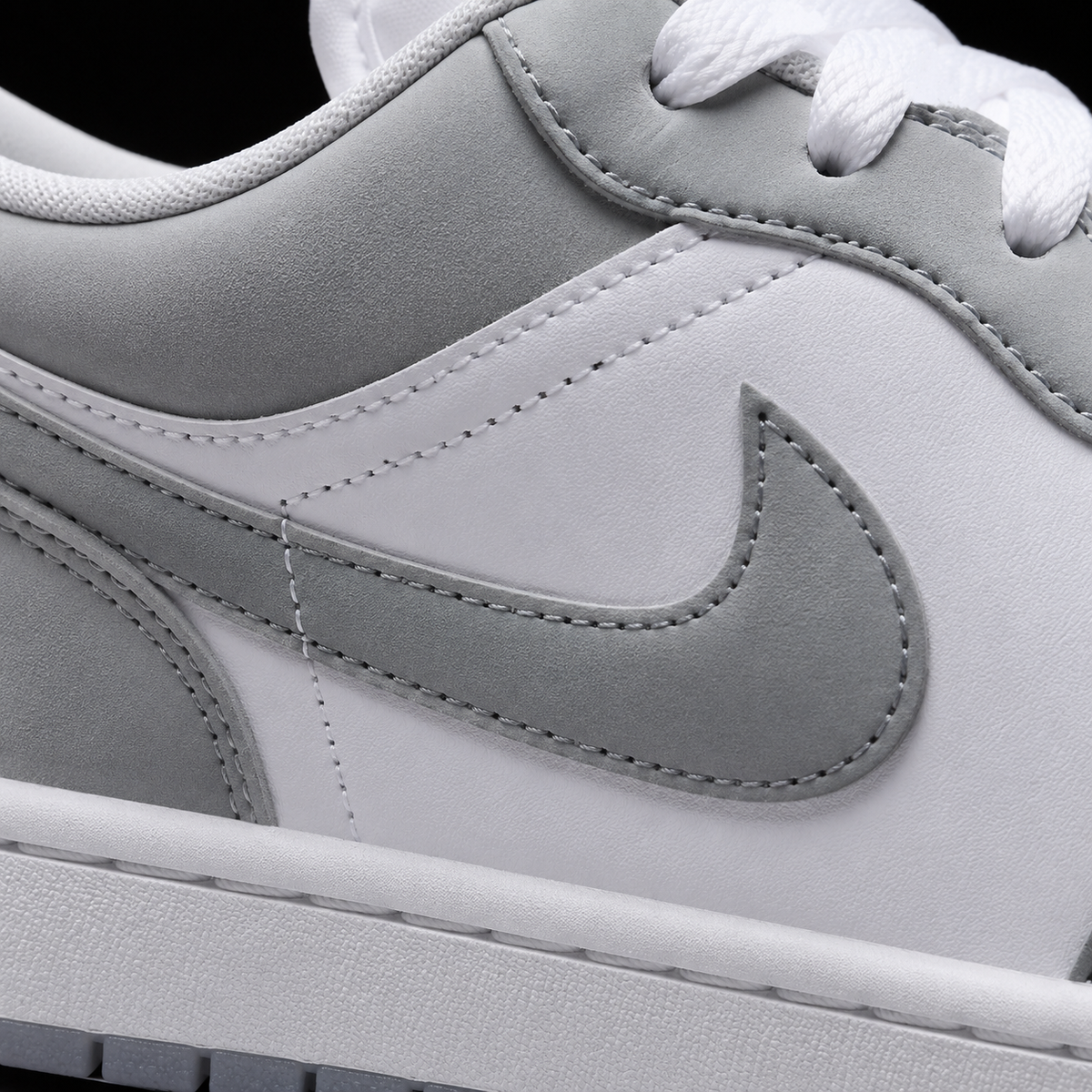 Air Jordan 1 Low Wolf Grey, detalle de logo y material — Crazy!Duck Hype