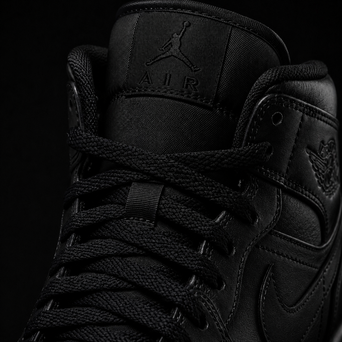 Air Jordan 1 Mid Black, detalle de agujetas — Crazy!Duck Hype