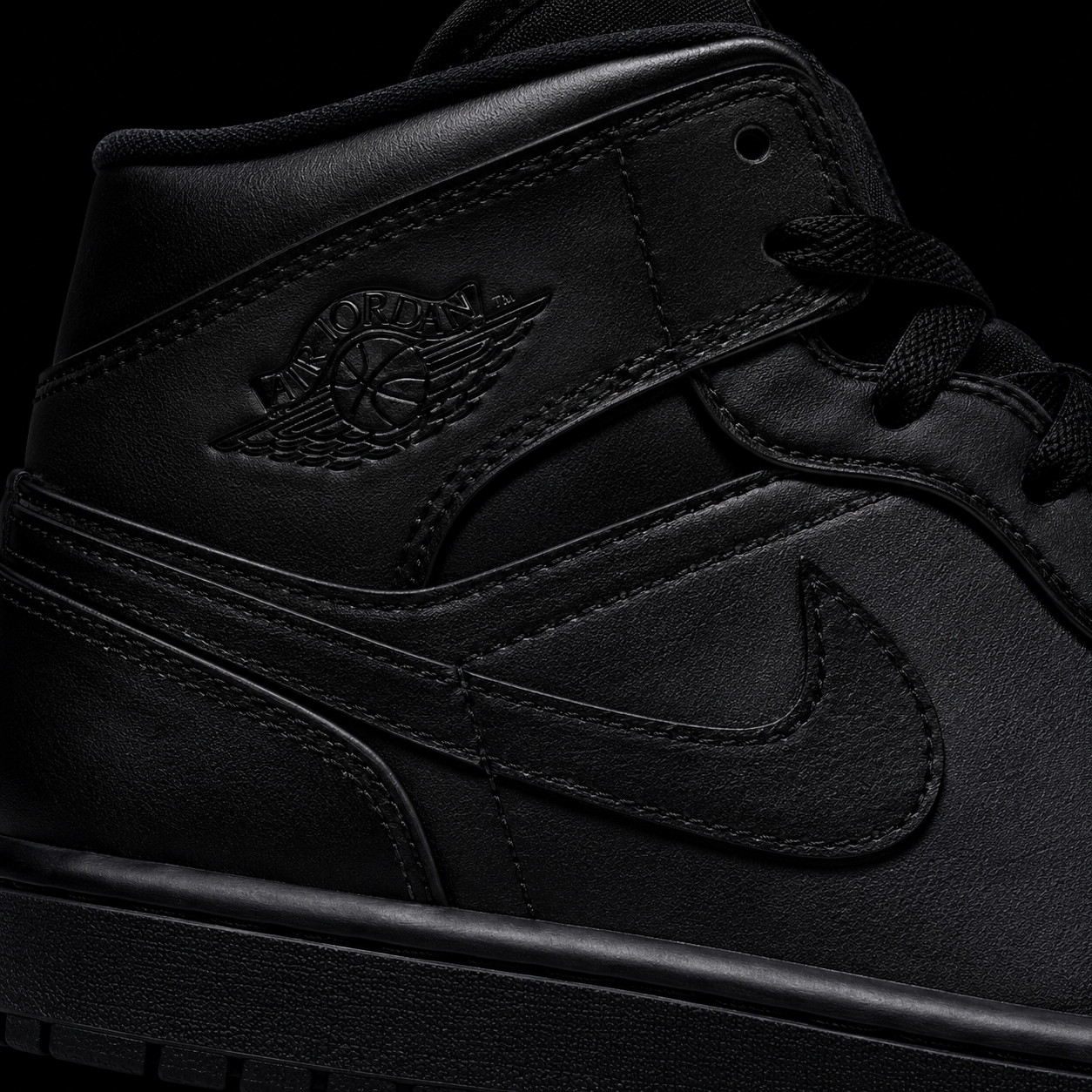 Air Jordan 1 Mid Black, detalle de logo y material — Crazy!Duck Hype