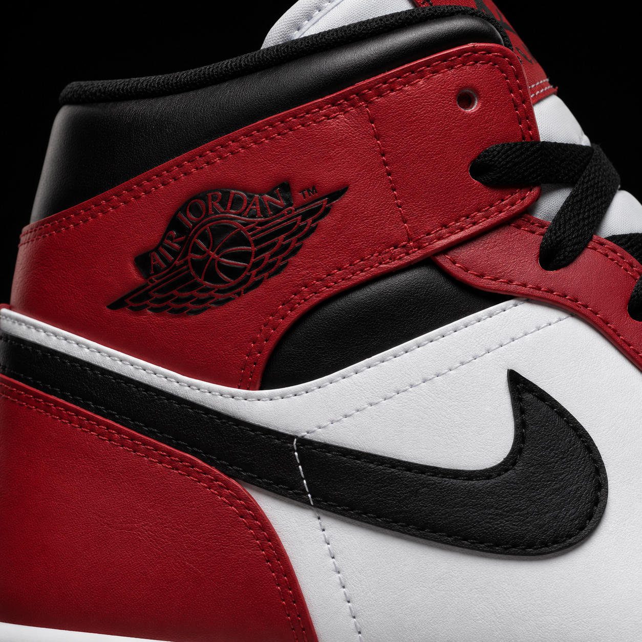 Air Jordan 1 Mid Chicago Toe, detalle de logo y material — Crazy!Duck Hype