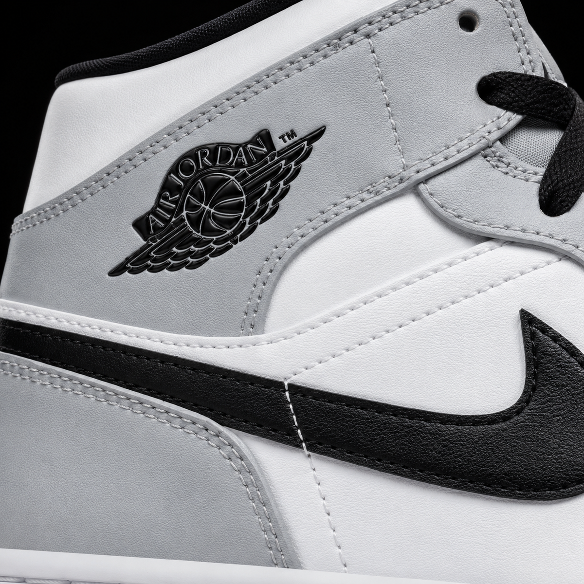 Air Jordan 1 Mid Light Smoke Grey, detalle de logo y material — Crazy!Duck Hype