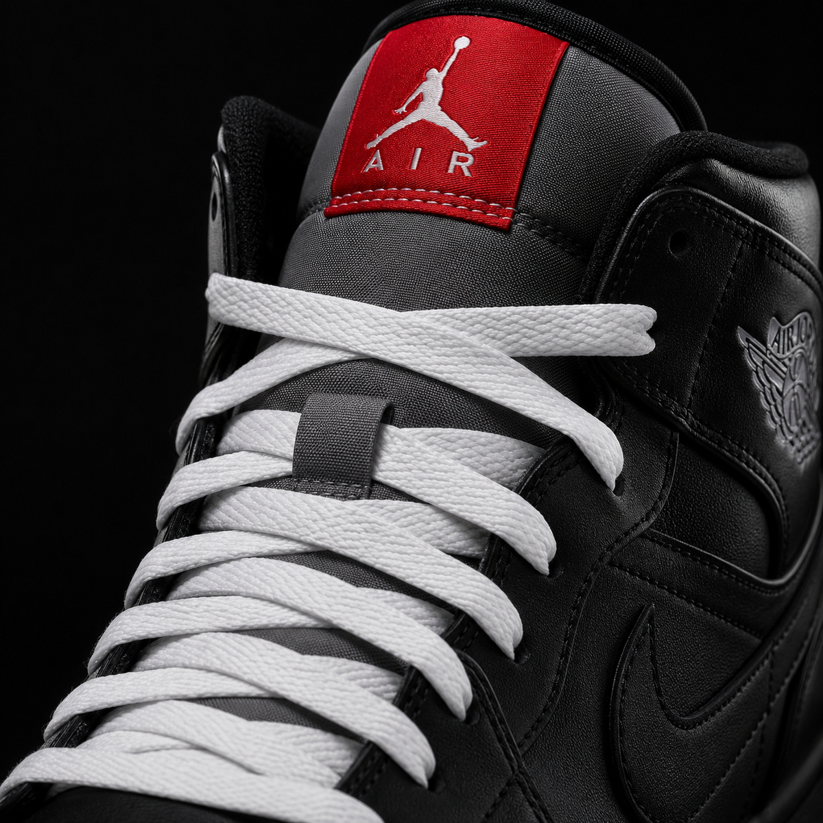 Air Jordan 1 Mid SE Black Metallic Reimagined, detalle de agujetas — Crazy!Duck Hype