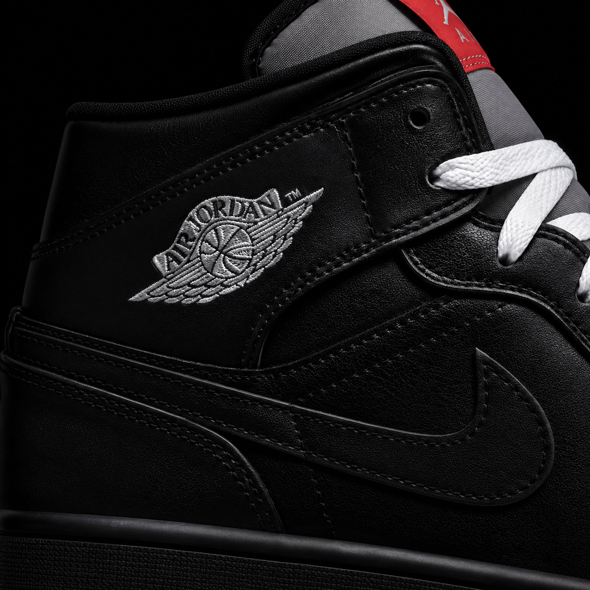 Air Jordan 1 Mid SE Black Metallic Reimagined, detalle de logo y material — Crazy!Duck Hype