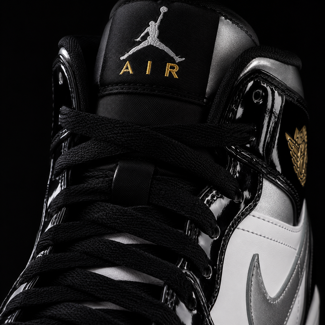 Air Jordan 1 Mid SE Black White Metallic Silver, detalle de agujetas — Crazy!Duck Hype