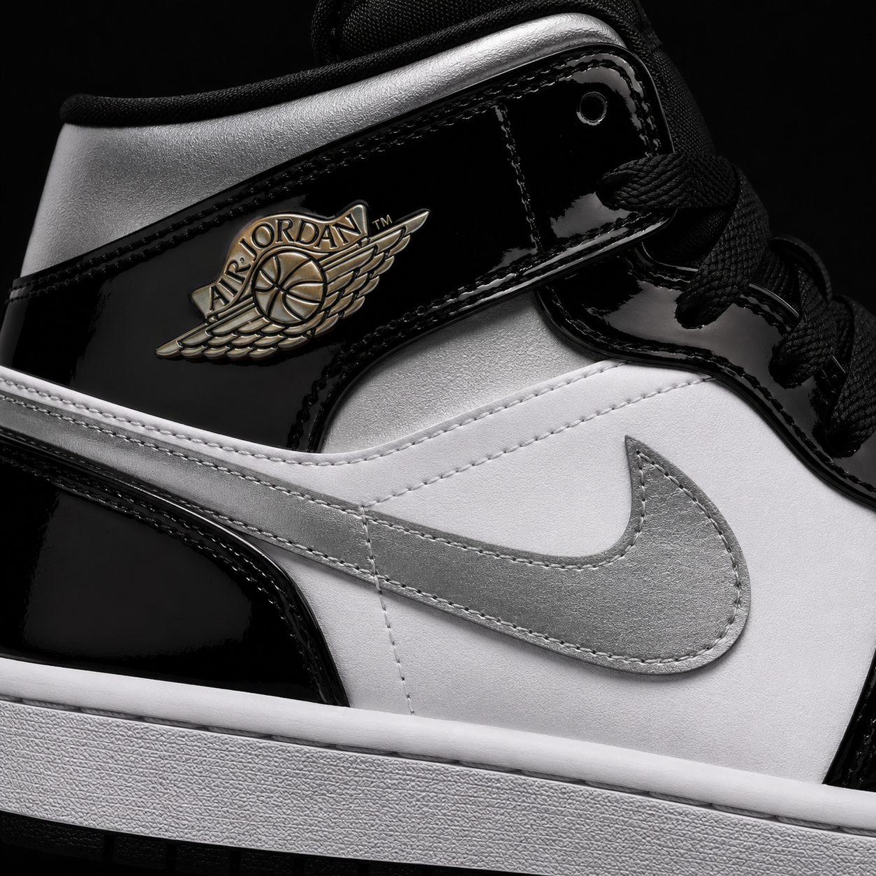Air Jordan 1 Mid SE Black White Metallic Silver, detalle de logo y material — Crazy!Duck Hype