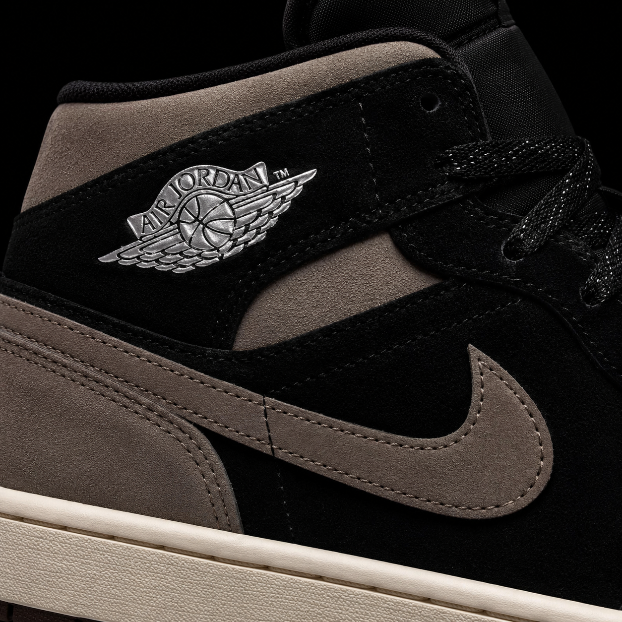 Air Jordan 1 Mid SE Olive Grey, detalle de logo y material — Crazy!Duck Hype