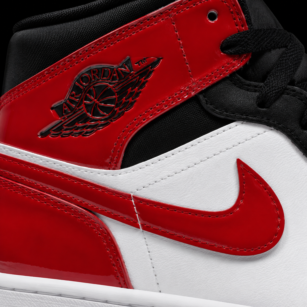 Air Jordan 1 Mid SE Patent Bred Toe, detalle de logo y material — Crazy!Duck Hype