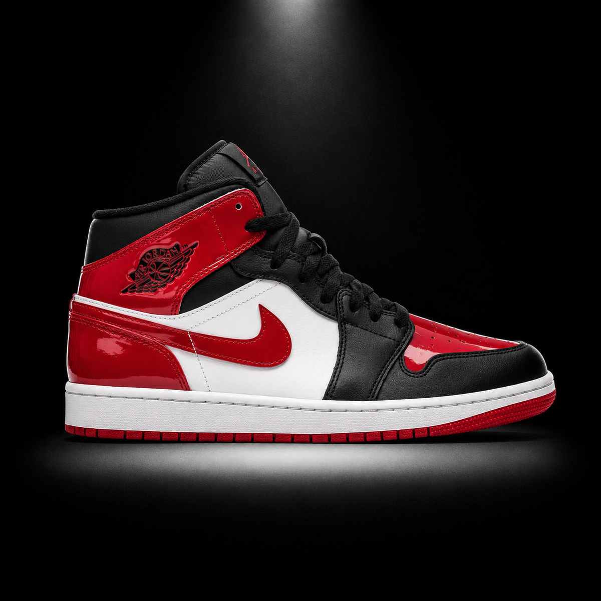 Air Jordan 1 Mid SE Patent Bred Toe, vista lateral — Crazy!Duck Hype