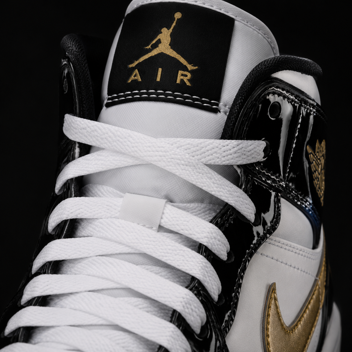 Air Jordan 1 Mid SE Patent Gold, detalle de agujetas — Crazy!Duck Hype
