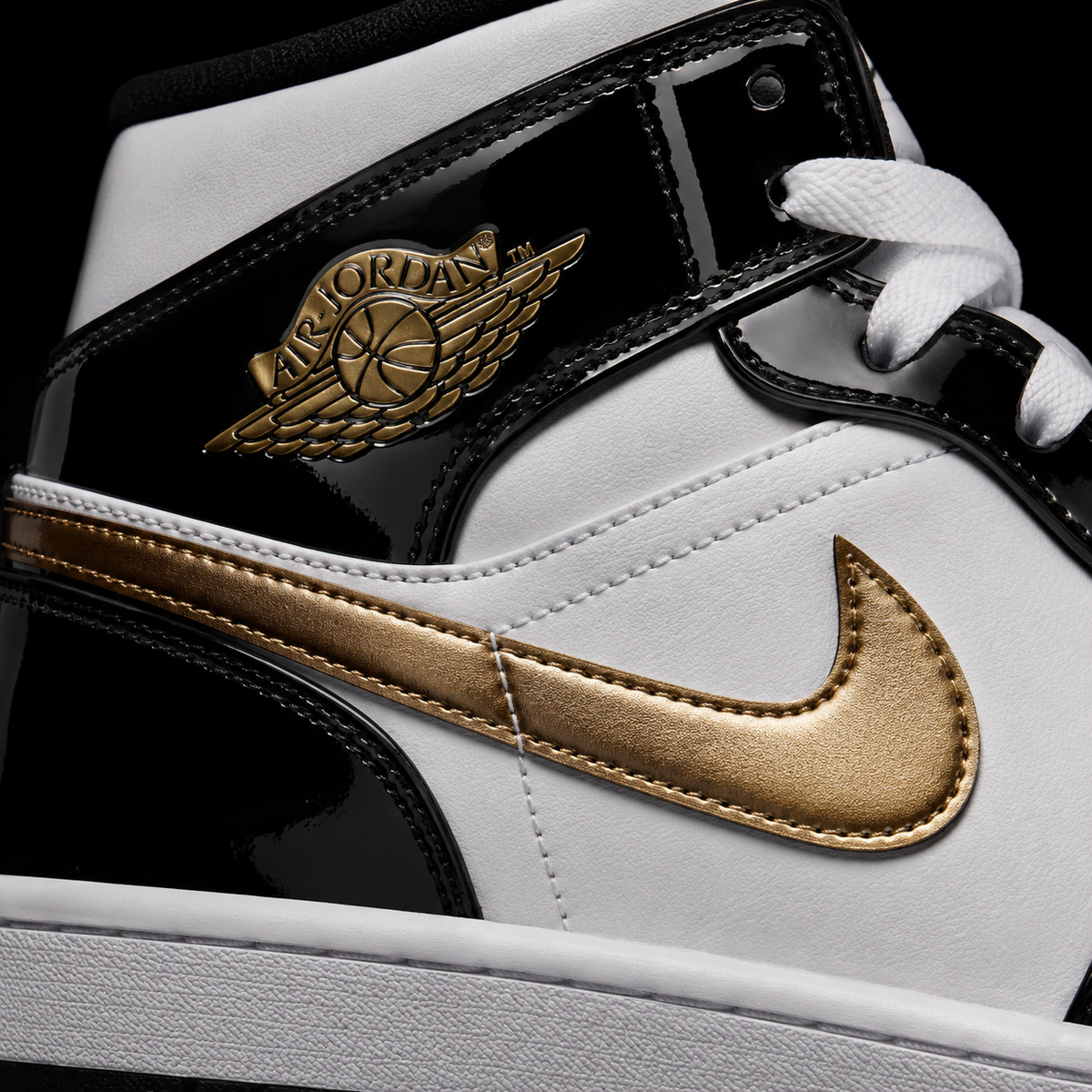 Air Jordan 1 Mid SE Patent Gold, detalle de logo y material — Crazy!Duck Hype