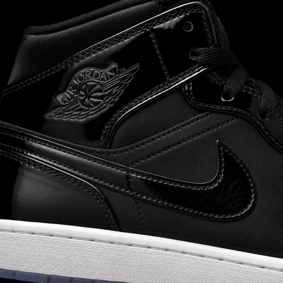 Air Jordan 1 Mid SE Space Jam, detalle de logo y material — Crazy!Duck Hype