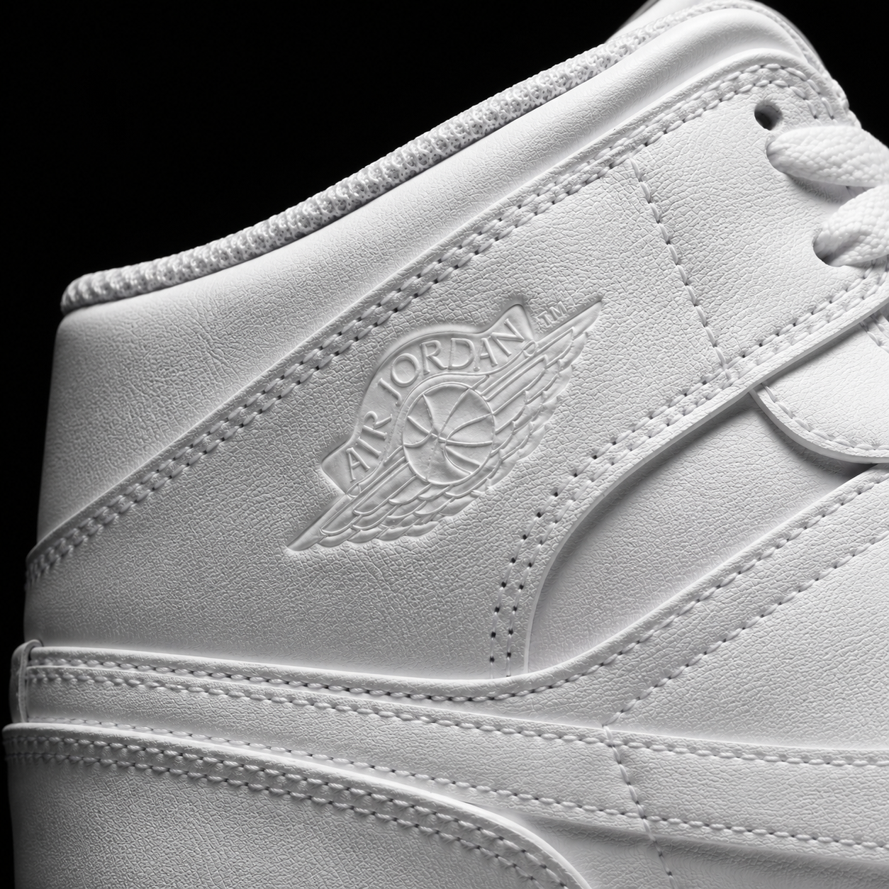 Air Jordan 1 Mid White, detalle de logo y material — Crazy!Duck Hype