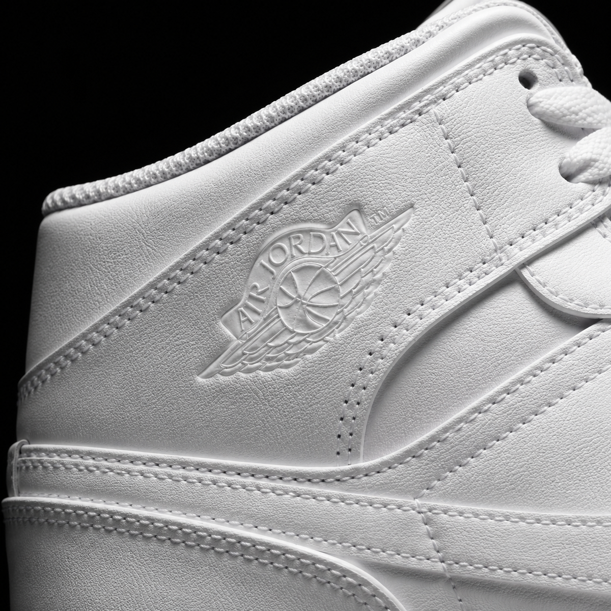 Air Jordan 1 Mid White, detalle de logo y material — Crazy!Duck Hype