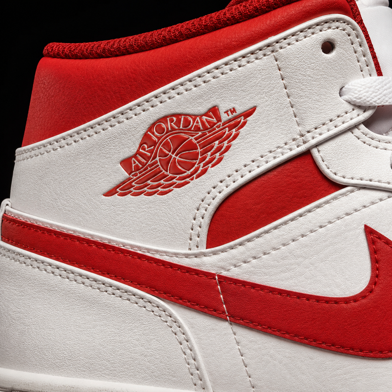 Air Jordan 1 Mid White Dune Red, detalle de logo y material — Crazy!Duck Hype