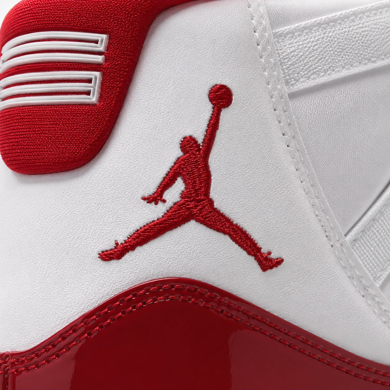 Air Jordan 11 Retro Varsity Red, detalle de logo y material — Crazy!Duck Hype
