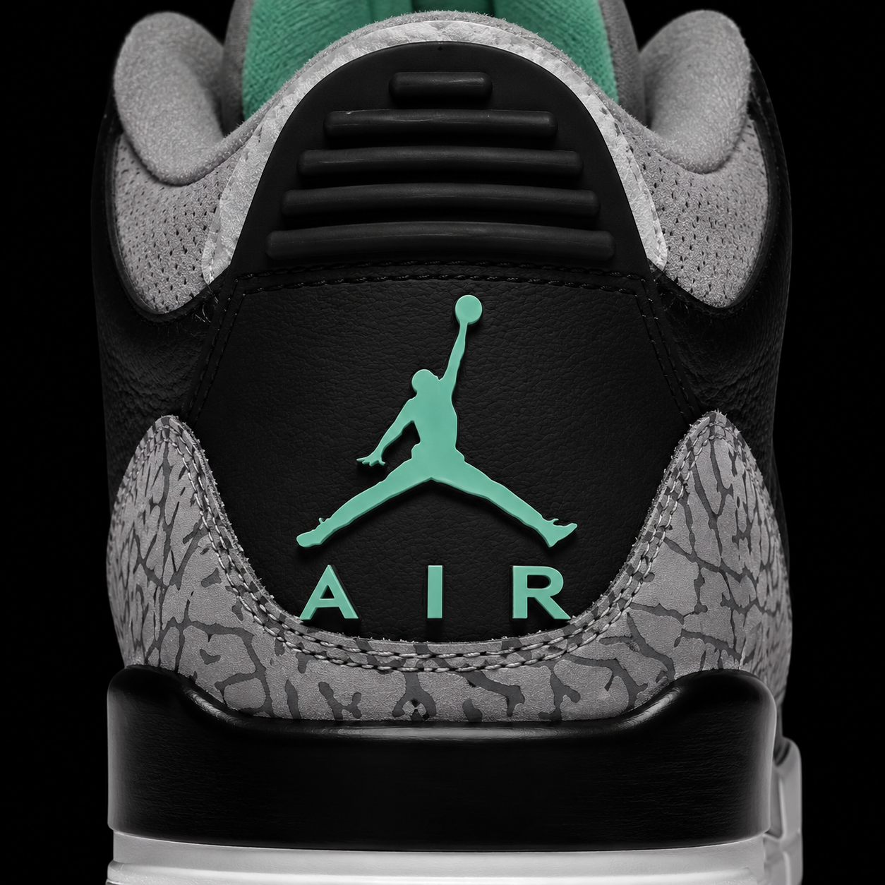 Air Jordan 3 Retro Green Glow, detalle de logo y material — Crazy!Duck Hype