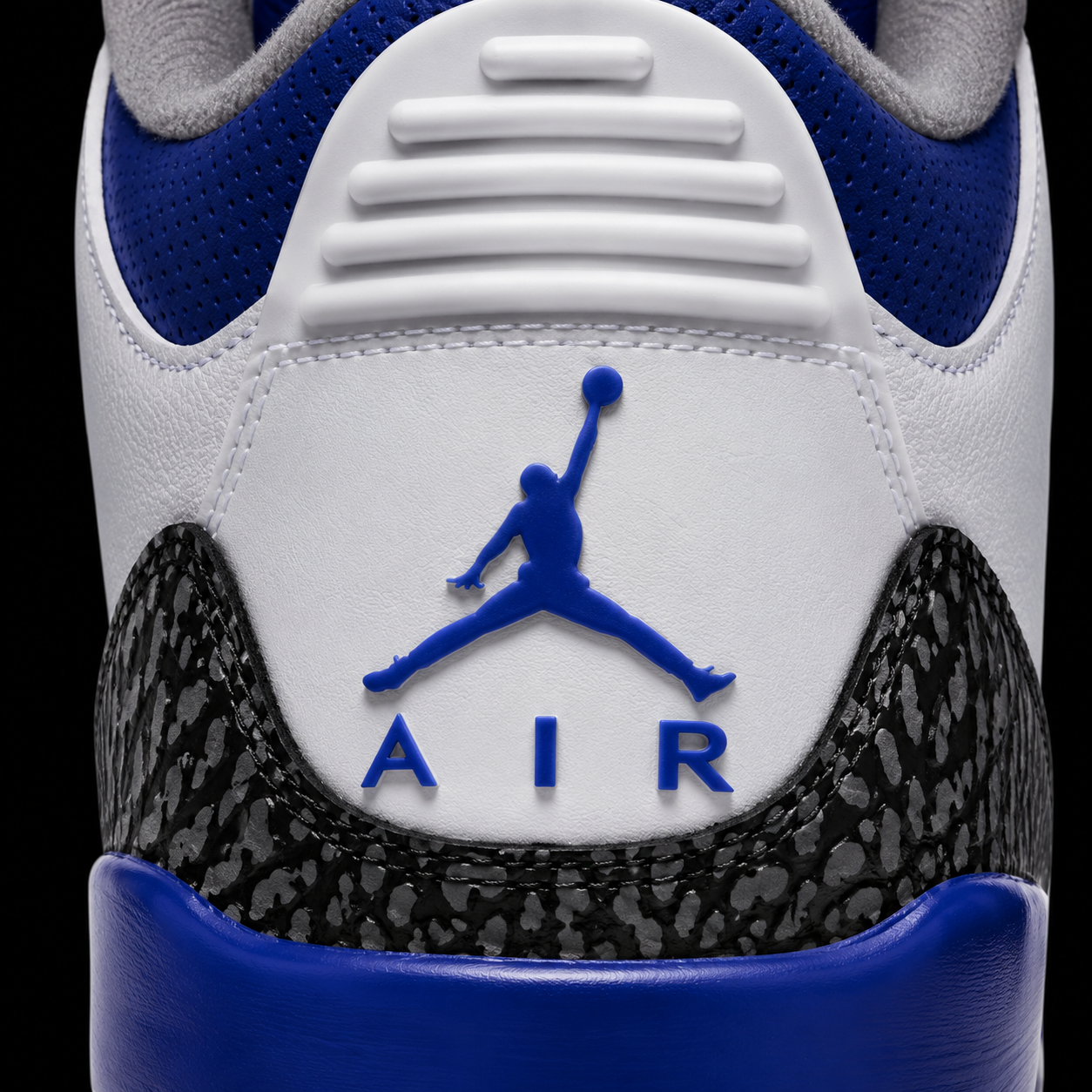 Air Jordan 3 Retro Racer Blue, detalle de logo y material — Crazy!Duck Hype