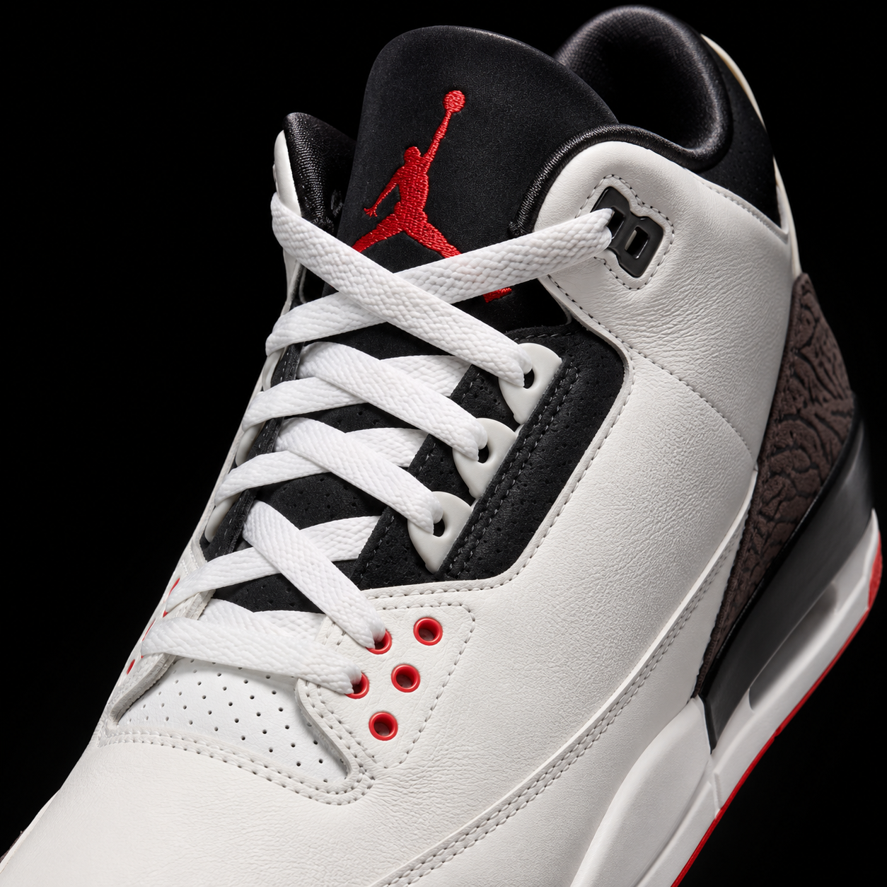 Air Jordan 3 Retro Sail and University Red, detalle de agujetas — Crazy!Duck Hype