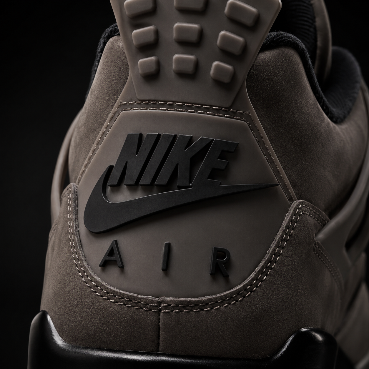 Air Jordan 4 Retro Cave Stone, detalle de logo y material — Crazy!Duck Hype