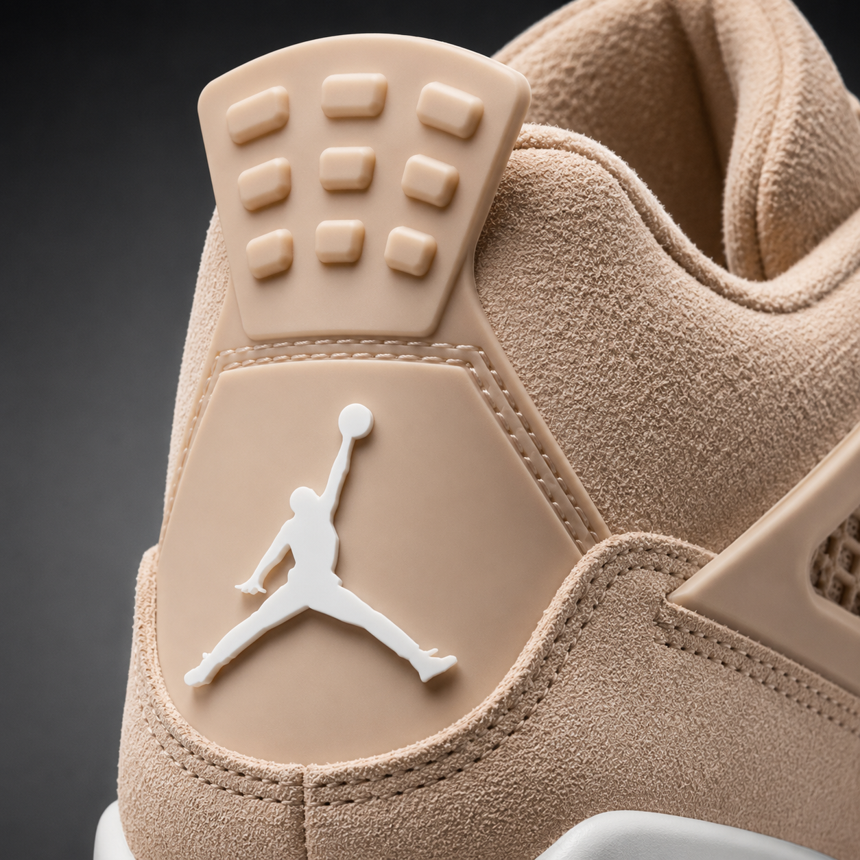 Air Jordan 4 Retro Marron Cozy Girl, detalle de logo y material — Crazy!Duck Hype