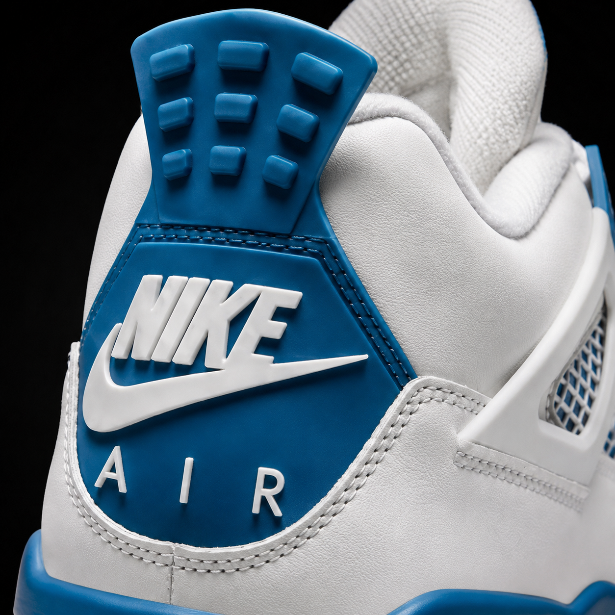 Air Jordan 4 Retro Military Blue, detalle de logo y material — Crazy!Duck Hype