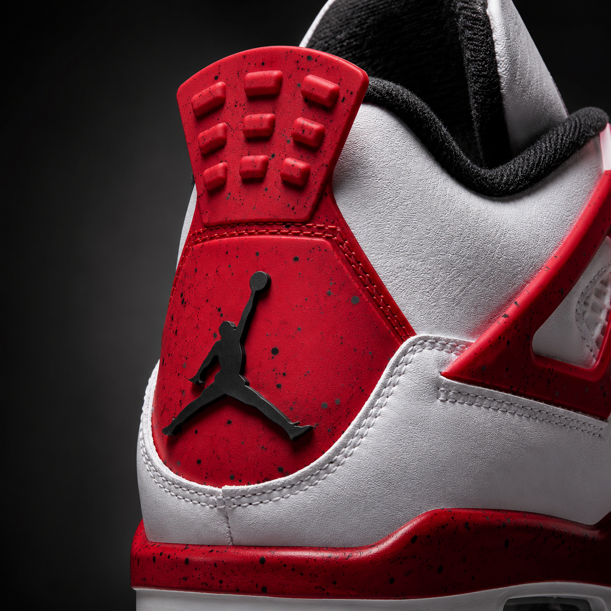 Air Jordan 4 Retro Red Cement, detalle de logo y material — Crazy!Duck Hype