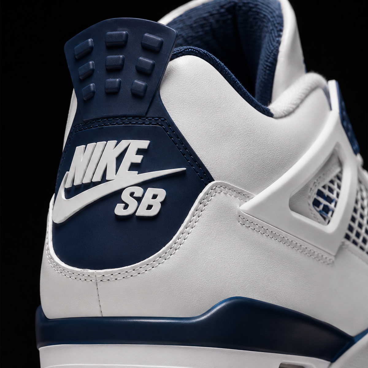 Air Jordan 4 Retro SB Summit White Navy, detalle de logo y material — Crazy!Duck Hype