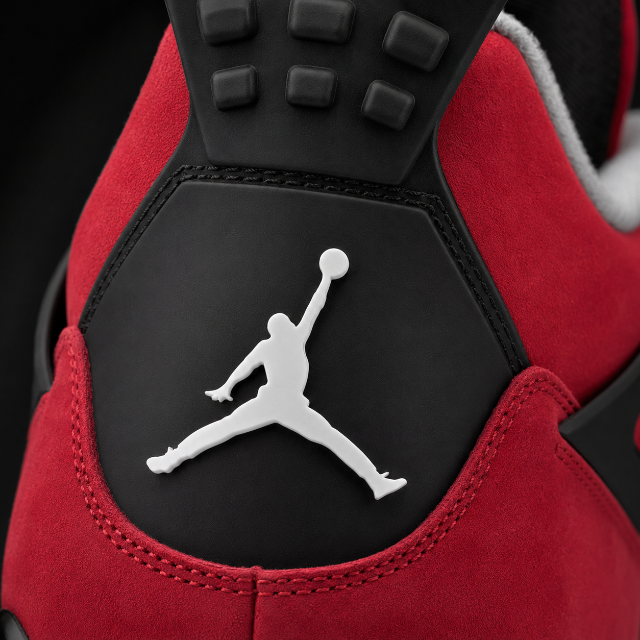 Air Jordan 4 Retro Toro Bravo Fire Red, detalle de logo y material — Crazy!Duck Hype