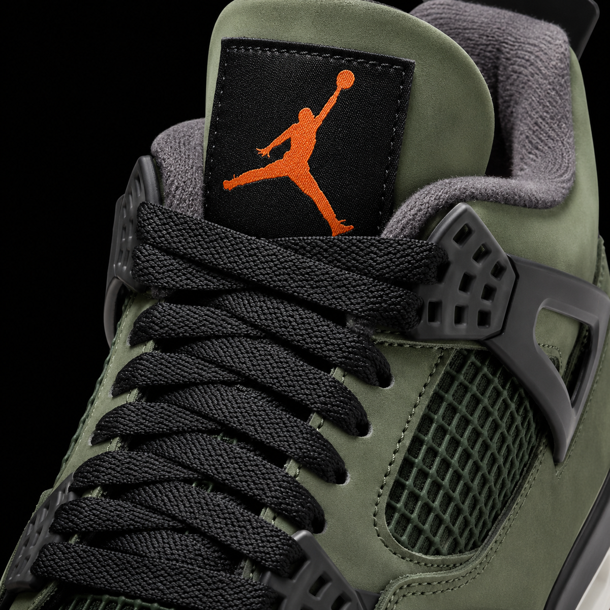 Air Jordan 4 Retro x Undefeated Deep Green & Clementine, detalle de agujetas — Crazy!Duck Hype