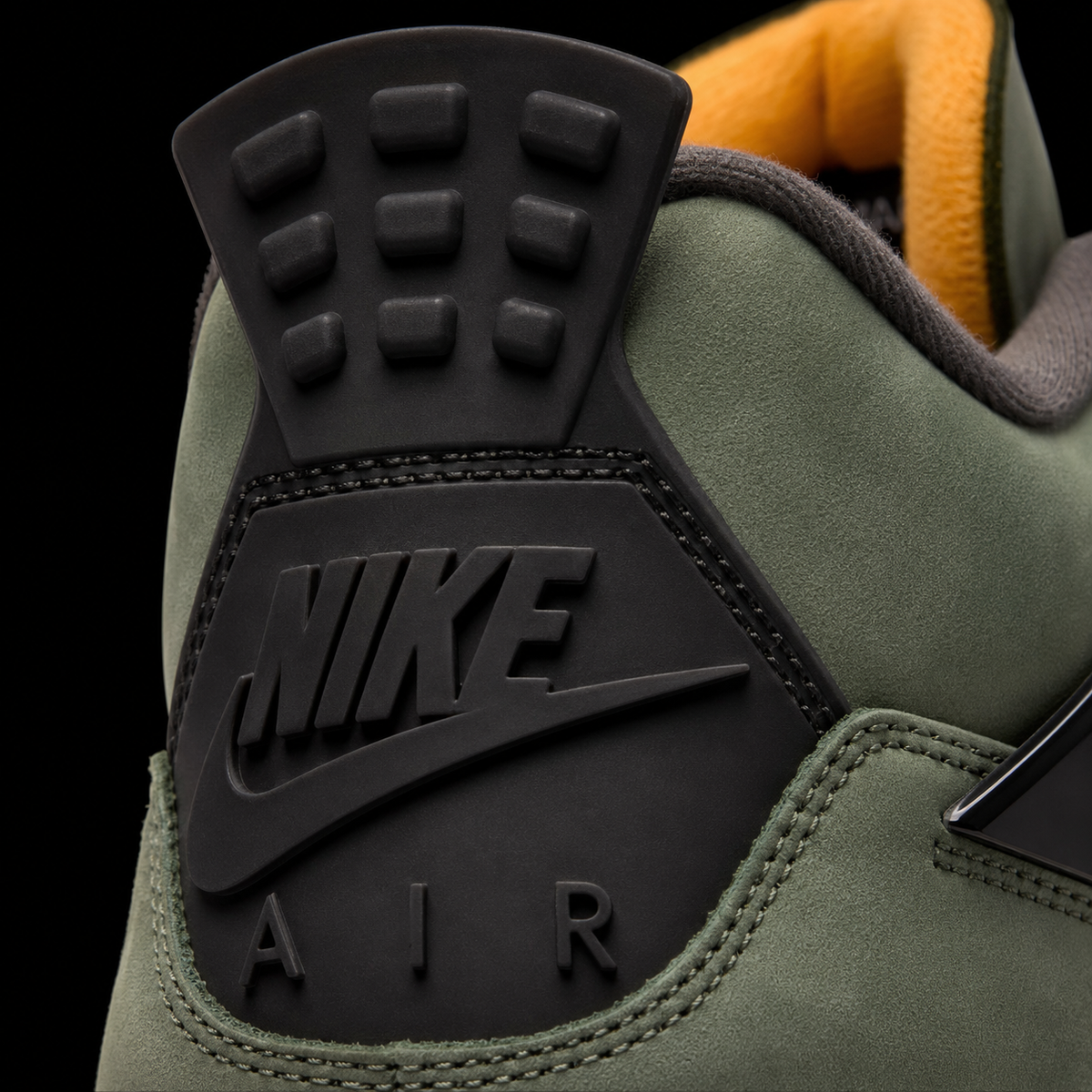 Air Jordan 4 Retro x Undefeated Deep Green & Clementine, detalle de logo y material — Crazy!Duck Hype