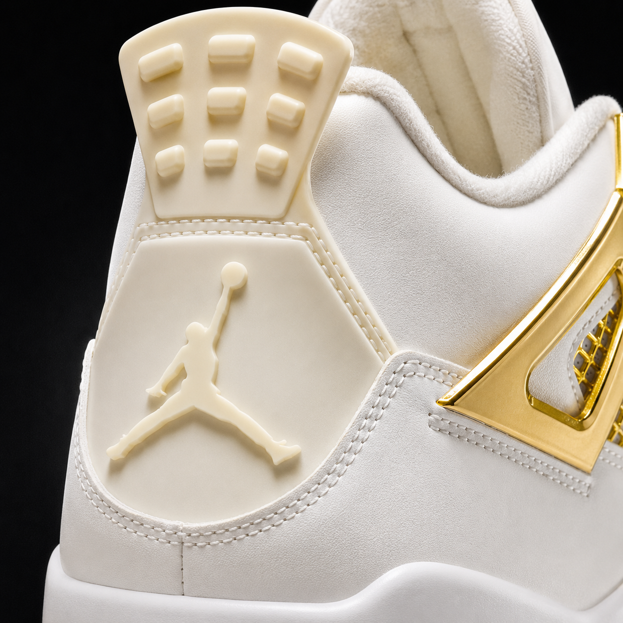 Air Jordan 4 Retro White & Gold, detalle de logo y material — Crazy!Duck Hype