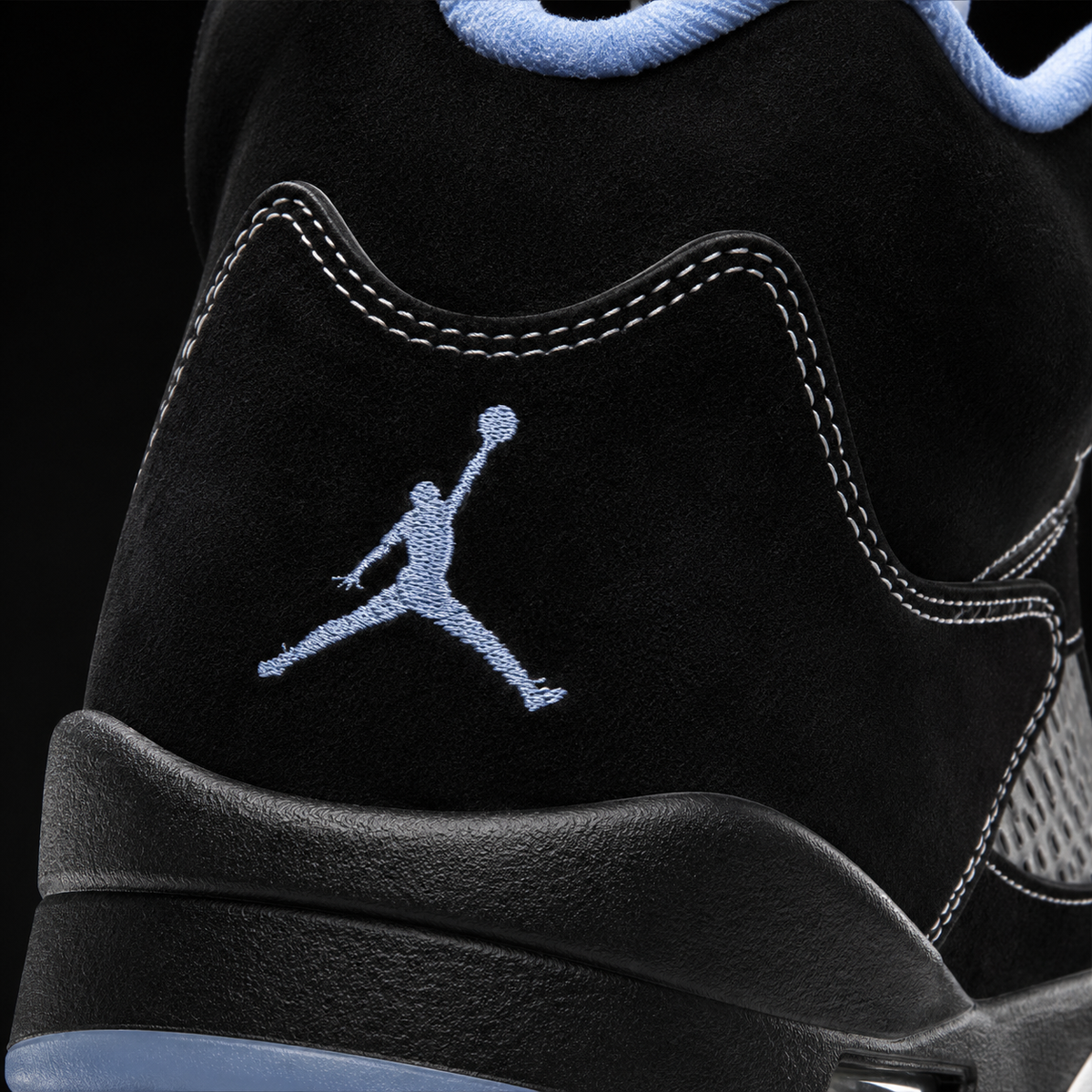 Air Jordan 5 Retro Black University Blue, detalle de logo y material — Crazy!Duck Hype