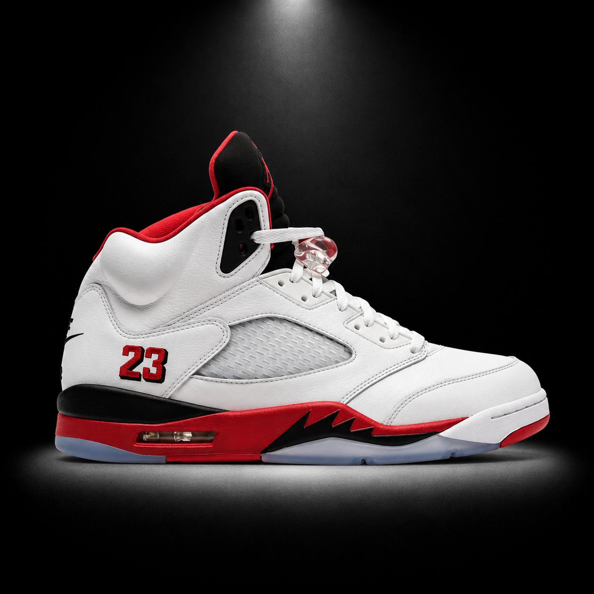 Air Jordan 5 Retro Fire Red Black Tongue, vista lateral — Crazy!Duck Hype