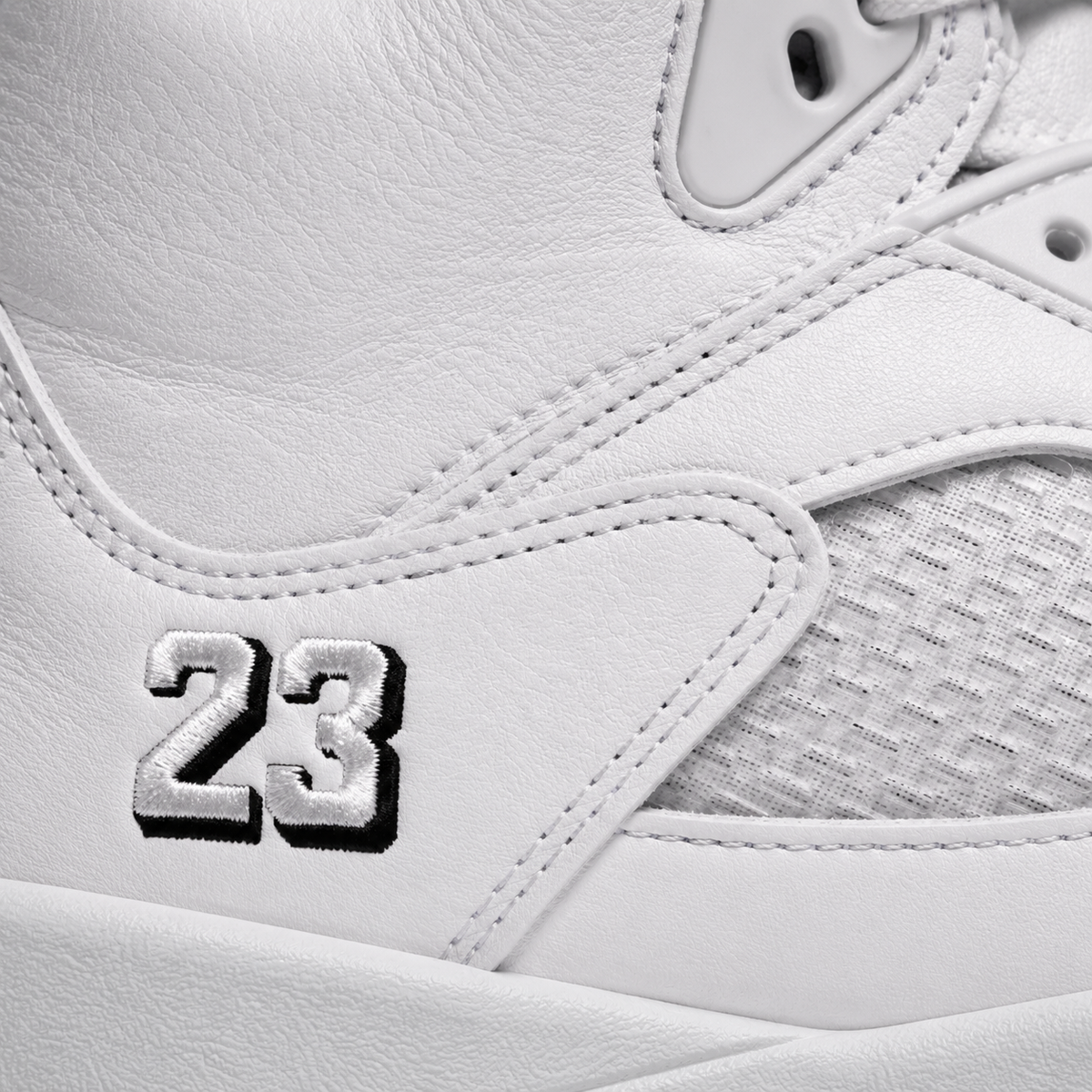 Air Jordan 5 Retro White Metallic Silver, detalle de logo y material — Crazy!Duck Hype
