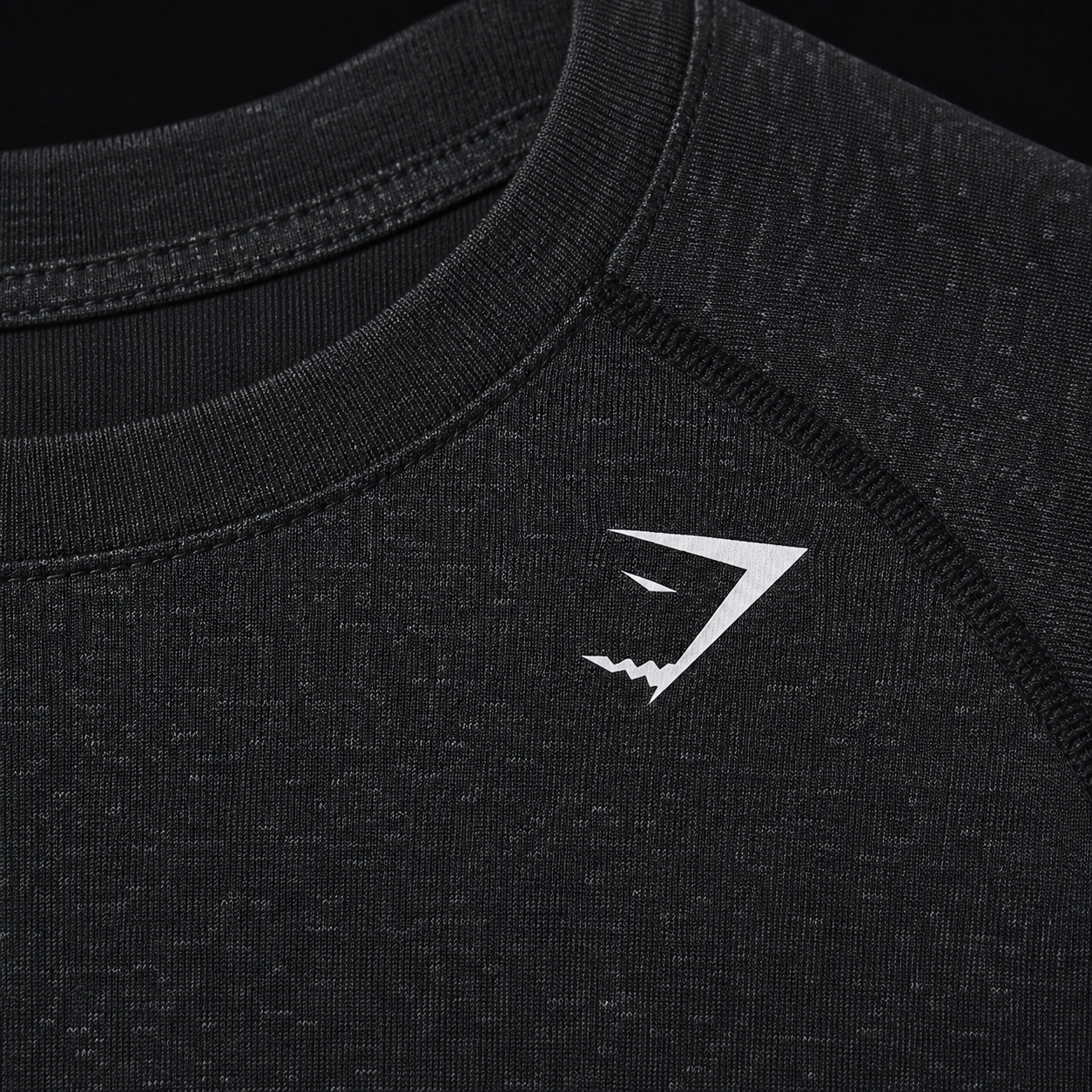 Gymshark Adapt Fleck Seamless Long Sleeve Crop Top Mineral Black, detalle de logo y material — Crazy!Duck Hype