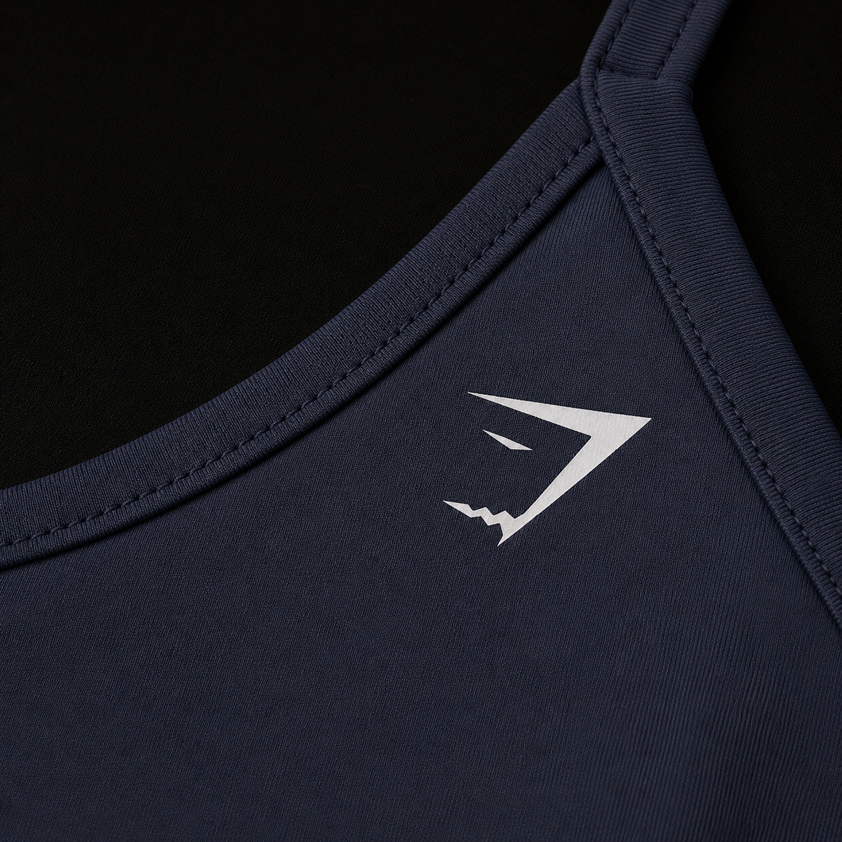 Gymshark Back Gains Sports Bra Heavy Blue, detalle de logo y material — Crazy!Duck Hype
