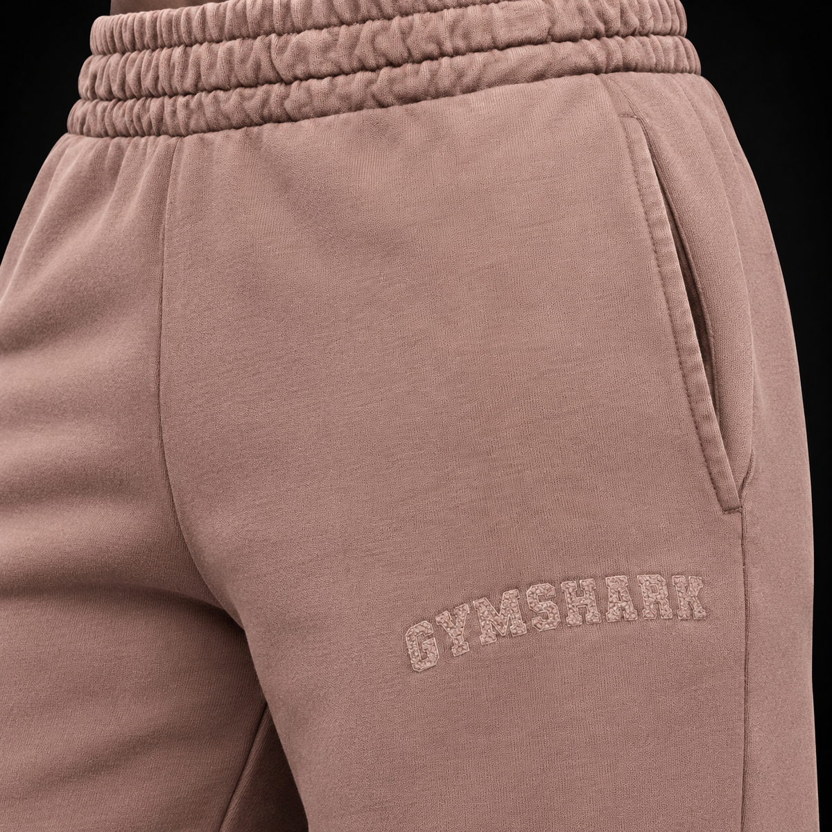 Gymshark Chainstitch Graphic Wide Leg Joggers Chestnut Pink, detalle de bordado y gráfico — Crazy!Duck Hype
