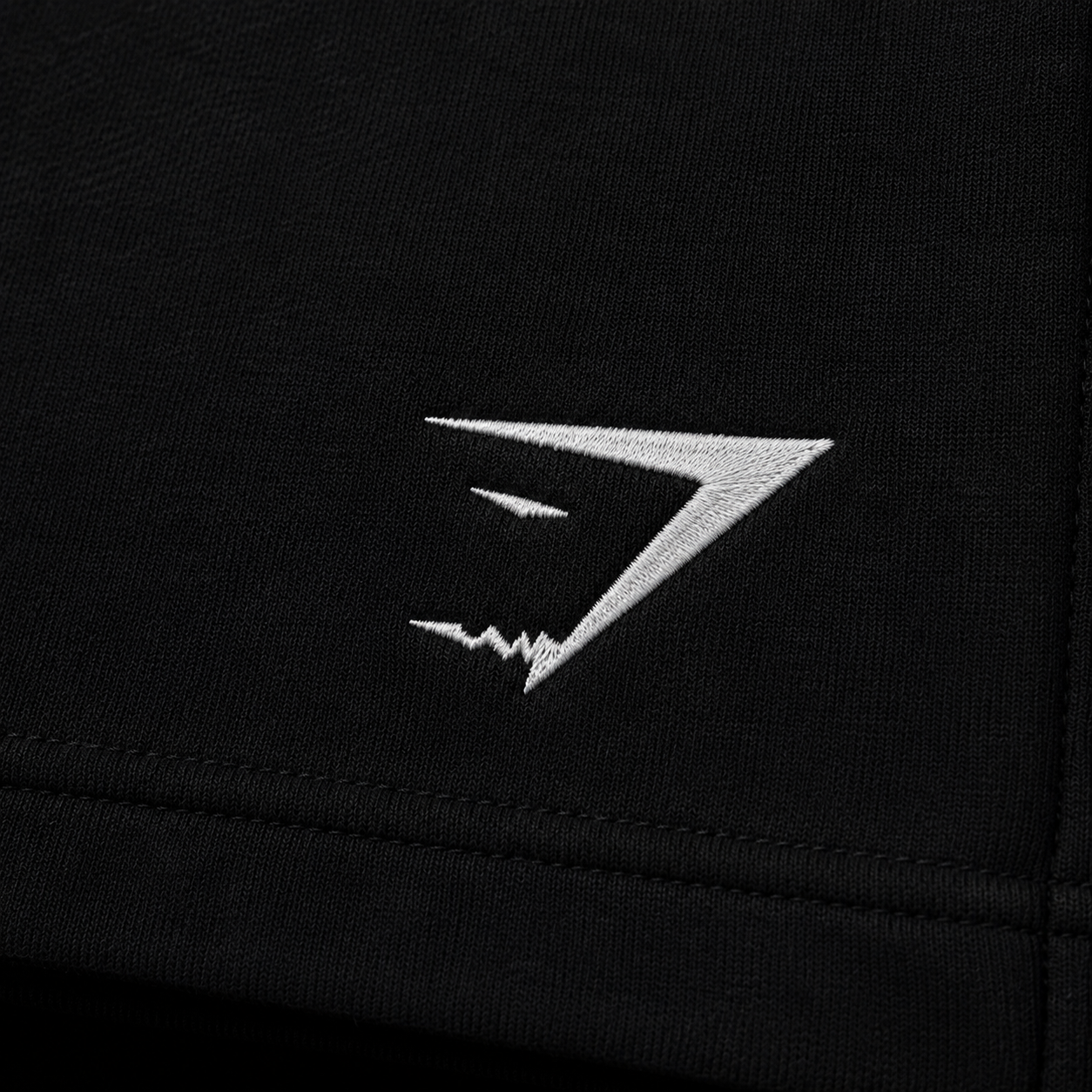 Gymshark Crest 7" Shorts Black, detalle de logo y material — Crazy!Duck Hype