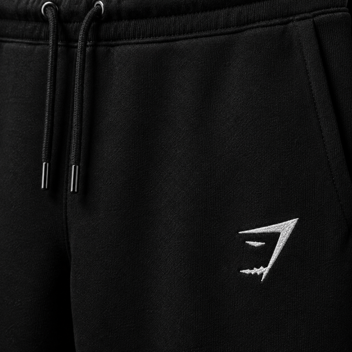 Gymshark Crest Joggers Black, detalle de logo y bolsillo — Crazy!Duck Hype