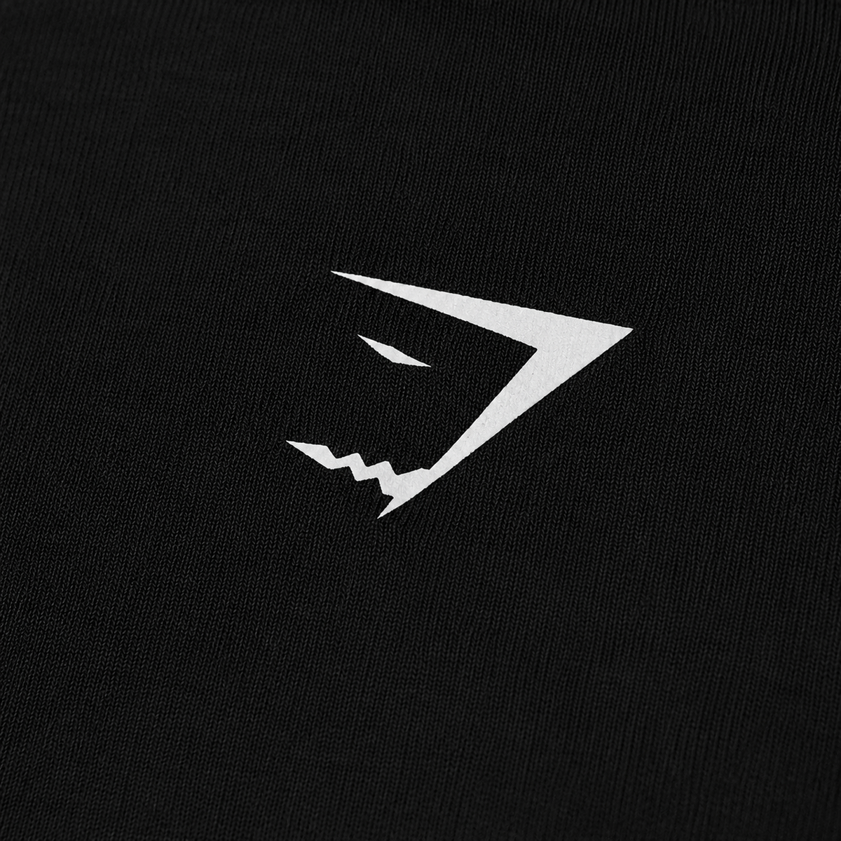 Gymshark Crest T-Shirt Black, detalle de logo — Crazy!Duck Hype