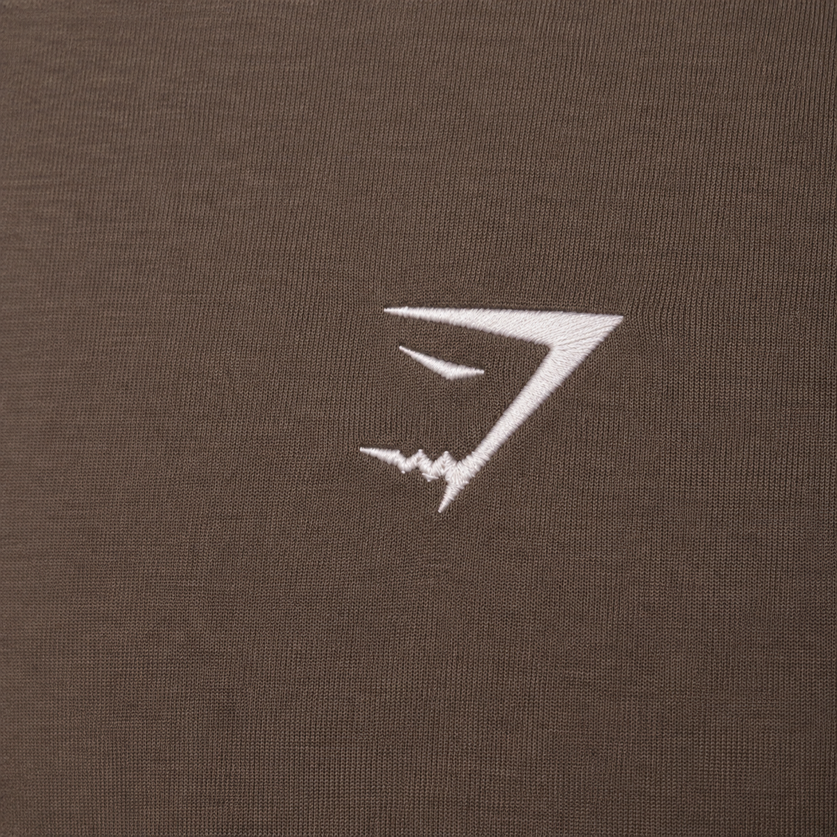 Gymshark Crest T-Shirt Soft Brown, detalle de logo y material — Crazy!Duck Hype