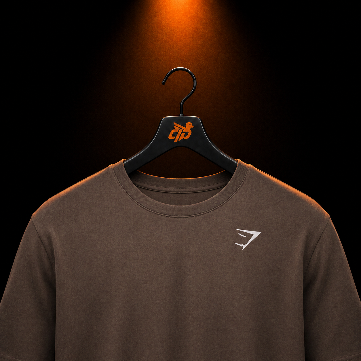 Gymshark Crest T-Shirt Soft Brown con presentación de producto — Crazy!Duck Hype