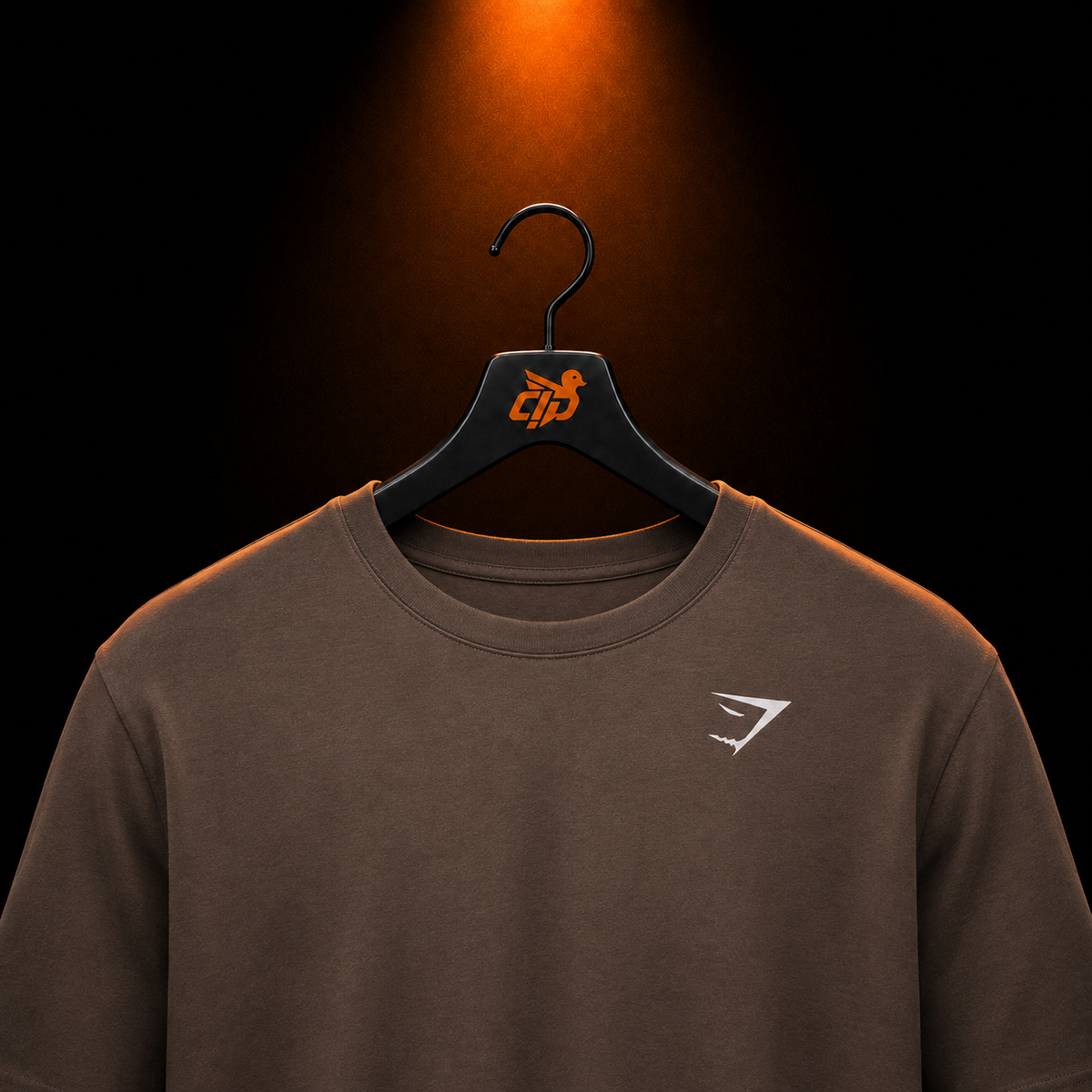 Gymshark Crest T-Shirt Soft Brown con presentación de producto — Crazy!Duck Hype